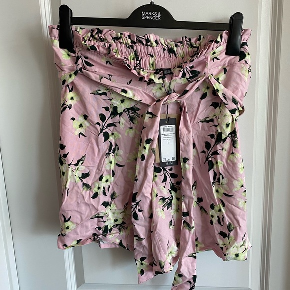 Vero Moda Womens pink floral shorts - Size Large - Picture 1 of 3